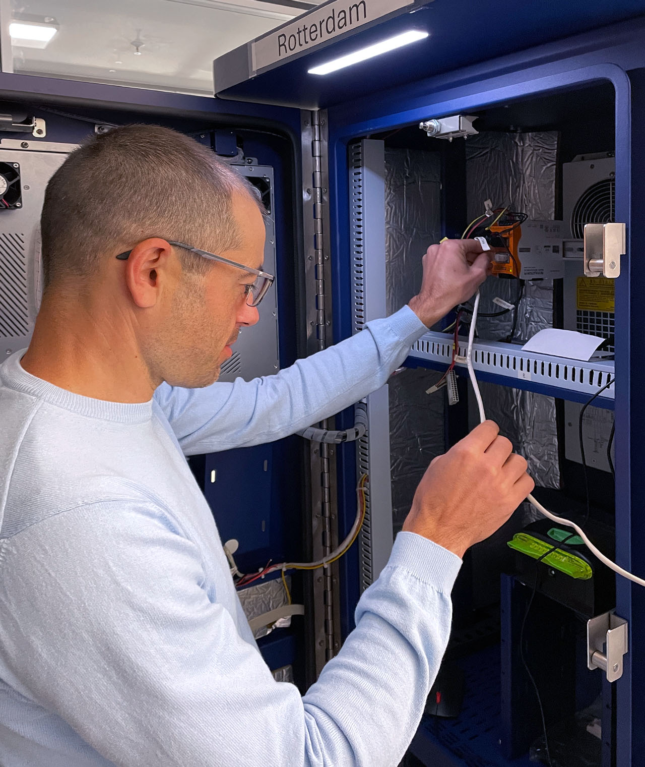 Ein:e myleo / dsc Mitarbeiter:in arbeitet direkt am Terminal und stellt sicher, dass Hardware und digitale Prozesse auf dem Yard zuverlässig zusammenspielen.